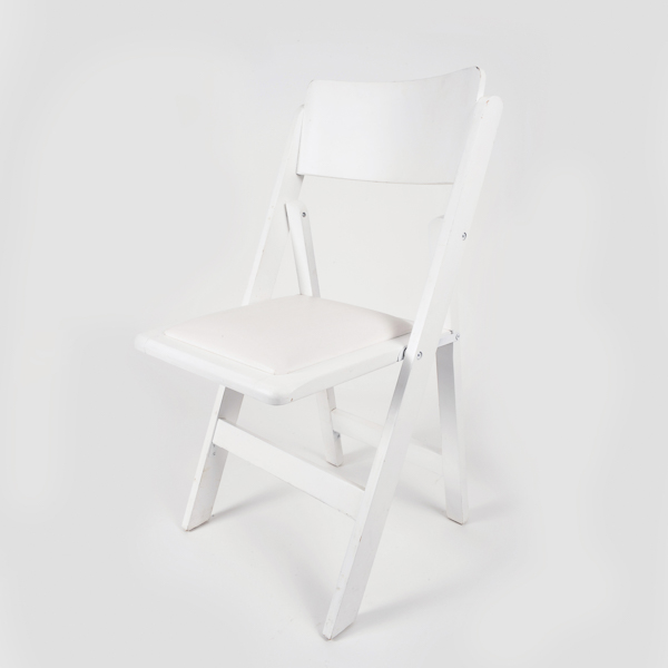 כסא עץ לבן – כרית לבנה
